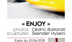 "Enjoy" photo de Cedric Ballarati,  sculpture de Skender Hyseni