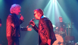 Michel chante Sardou et Thierry chante Johnny