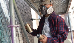   Adele Renault  peint un pigeon à Liège