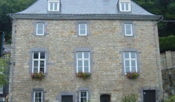 Construite en 1601 par les bourgeois malmédiens pour se protéger des pillards (une des 8 portes), détruite en 1689 lors de l’incendie, elle devint siège des Magistrats et Haute Cour de Justice, puis mairie (1810). Actuel siège de l’ASBL Malmedy – Folklore