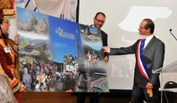 À Malmedy en 2017, avec le maire de Marseillan, lointain sosie de François Hollande  ( Photo Romain RIXHON )