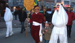 Le Trouv le encadre par ses Djoupsenes precede le cortege